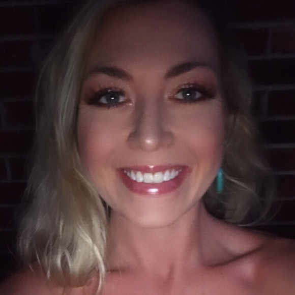 Meet your Posher, Tori. - Picture 2 of 6